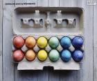 Renkli Paskalya yumurtalarıyla dolu yumurta kartonu
